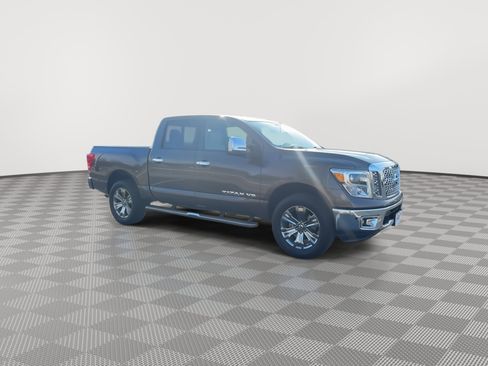Used 2018 Nissan Titan SL w/ Chrome Package image 2