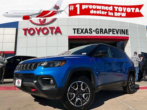Used 2025 Jeep Compass Trailhawk image 1