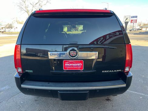 Used 2011 Cadillac Escalade Luxury image 4