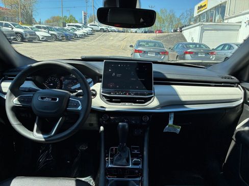 Used 2025 Jeep Compass Limited image 34