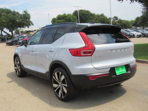 Used 2022 Volvo XC40 P8 Recharge Plus image 12