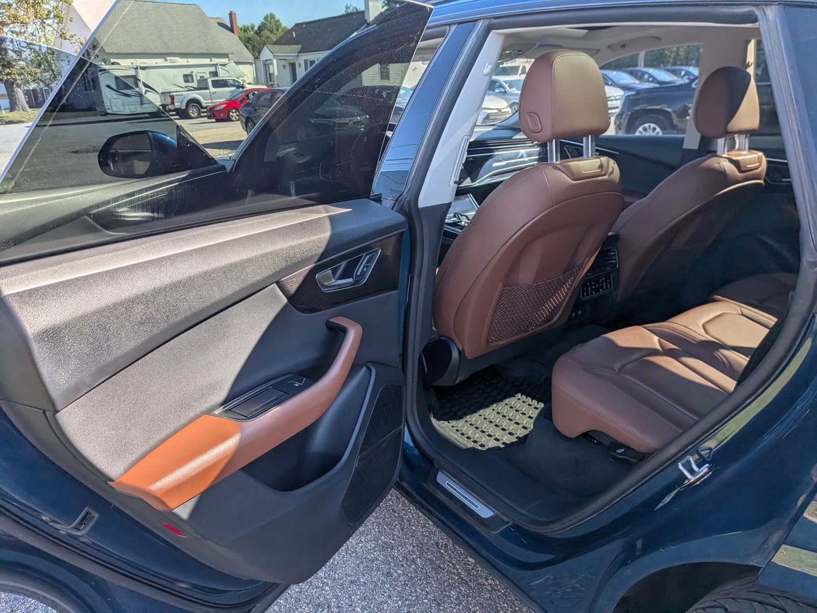 Used 2019 Audi Q8 Premium Plus w/ Premium Plus AWD/4WD image 31