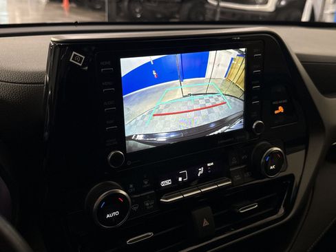 Used 2020 Toyota Highlander LE image 26
