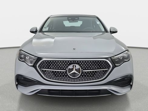 Used 2025 Mercedes-Benz E 350 4MATIC Sedan image 2