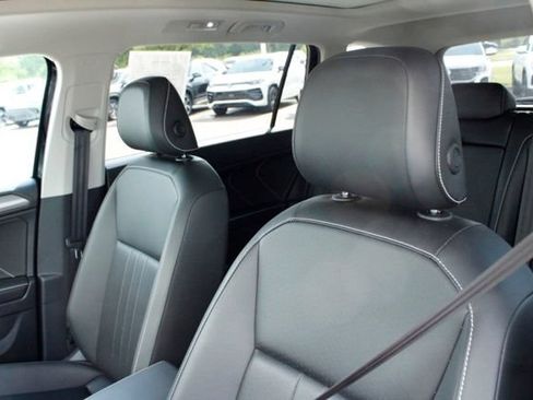 Used 2024 Volkswagen Tiguan SE w/ Panoramic Sunroof Package AWD/4WD image 12