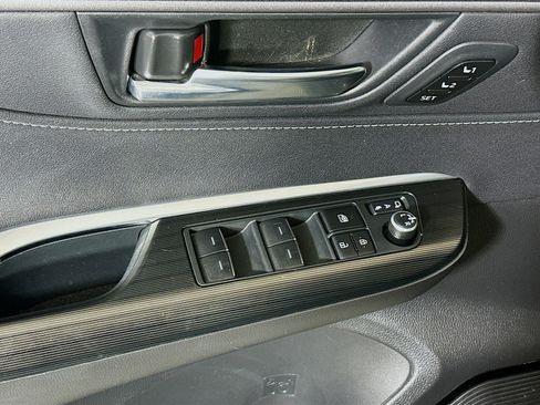 Used 2023 Toyota Venza XLE AWD/4WD image 14