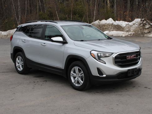 Used 2021 GMC Terrain SLE w/ Driver Convenience Package image 3