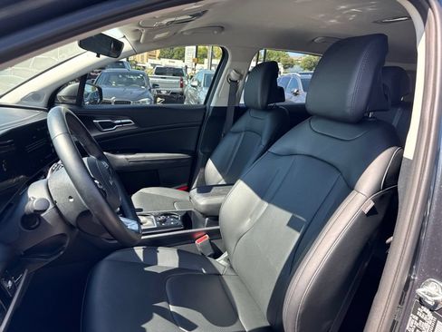 Used 2025 Kia Sportage EX FWD image 17