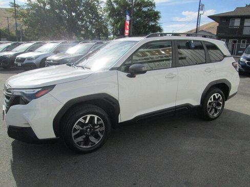 Used 2025 Subaru Forester Premium AWD/4WD image 3