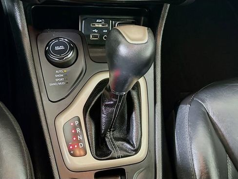 Used 2018 Jeep Cherokee Limited AWD/4WD image 16