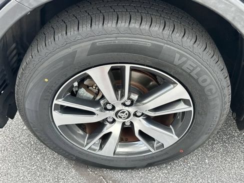 Used 2018 Toyota RAV4 XLE AWD/4WD image 10