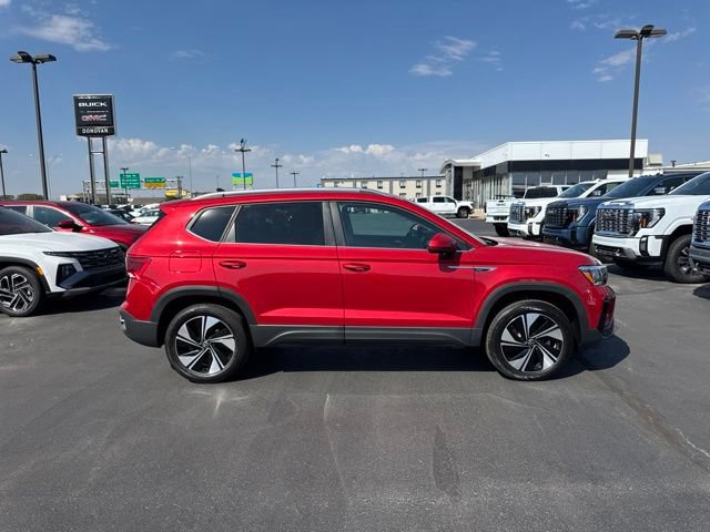Used 2024 Volkswagen Taos SE w/ Panoramic Sunroof Package AWD/4WD image 2