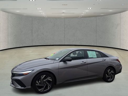 Used 2025 Hyundai Elantra Sport image 1