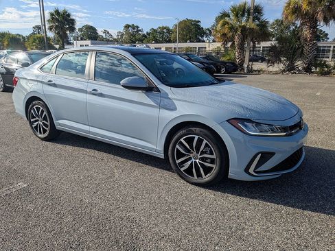 Used 2025 Volkswagen Jetta SE w/ Sunroof Package FWD image 2
