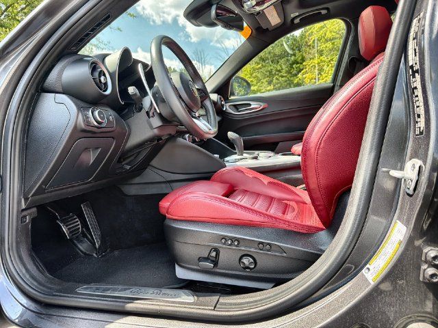 Used 2023 Alfa Romeo Giulia Veloce RWD image 12
