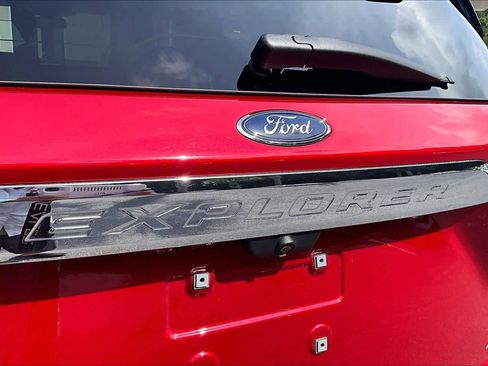 Used 2021 Ford Explorer Limited w/ Equipment Group 301A AWD/4WD image 31