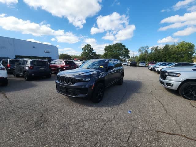 Used 2023 Jeep Grand Cherokee Altitude AWD/4WD image 2