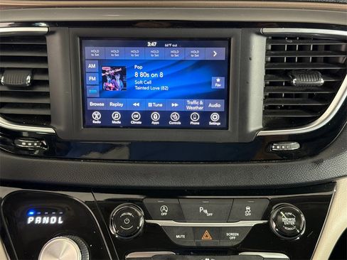 Used 2018 Chrysler Pacifica Touring-L image 27