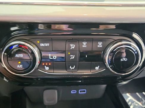 Used 2024 Chevrolet Trax LT w/ Driver Confidence Package FWD image 30