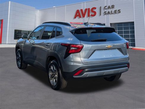 Used 2025 Chevrolet Trax LT w/ LT Convenience Package image 9