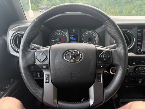 Used 2022 Toyota Tacoma TRD Off-Road w/ TRD Premium Off Road Package AWD/4WD image 10