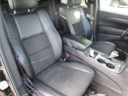 Used 2022 Jeep Grand Cherokee Laredo X image 9