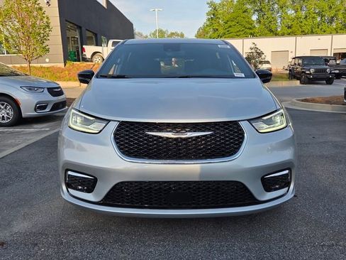 New 2026 Chrysler Pacifica Select image 2