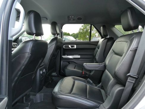 Used 2021 Ford Explorer XLT w/ Equipment Group 202A AWD/4WD image 19