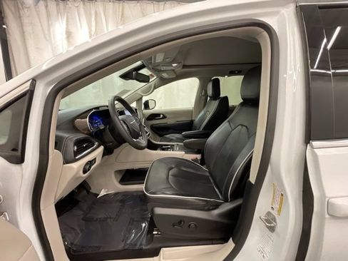 Used 2023 Chrysler Pacifica Limited FWD image 10