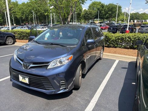 Used 2020 Toyota Sienna LE w/ LE Preferred Package FWD image 2