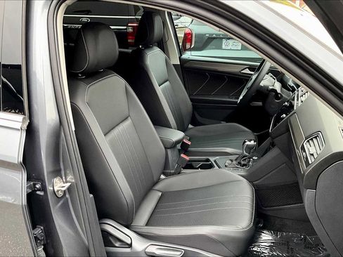 Used 2024 Volkswagen Tiguan SE image 8