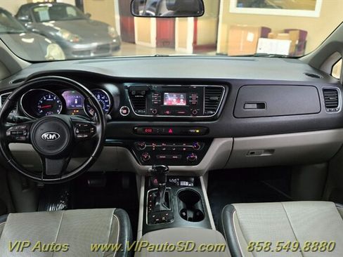 Used 2017 Kia Sedona LX w/ LX Essentials Premium Package FWD image 19
