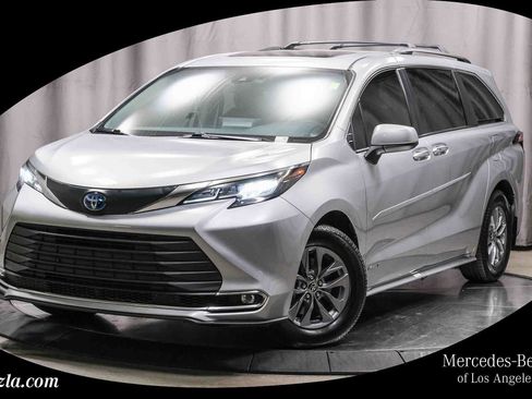 Used 2021 Toyota Sienna XLE FWD image 1