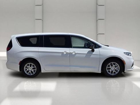 Certified 2024 Chrysler Pacifica Touring-L FWD image 6