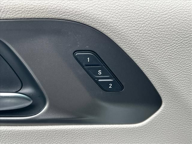 Used 2023 Chrysler Pacifica Touring-L AWD/4WD image 19