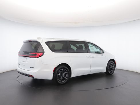 Used 2022 Chrysler Pacifica Touring-L w/ S Appearance Package image 36