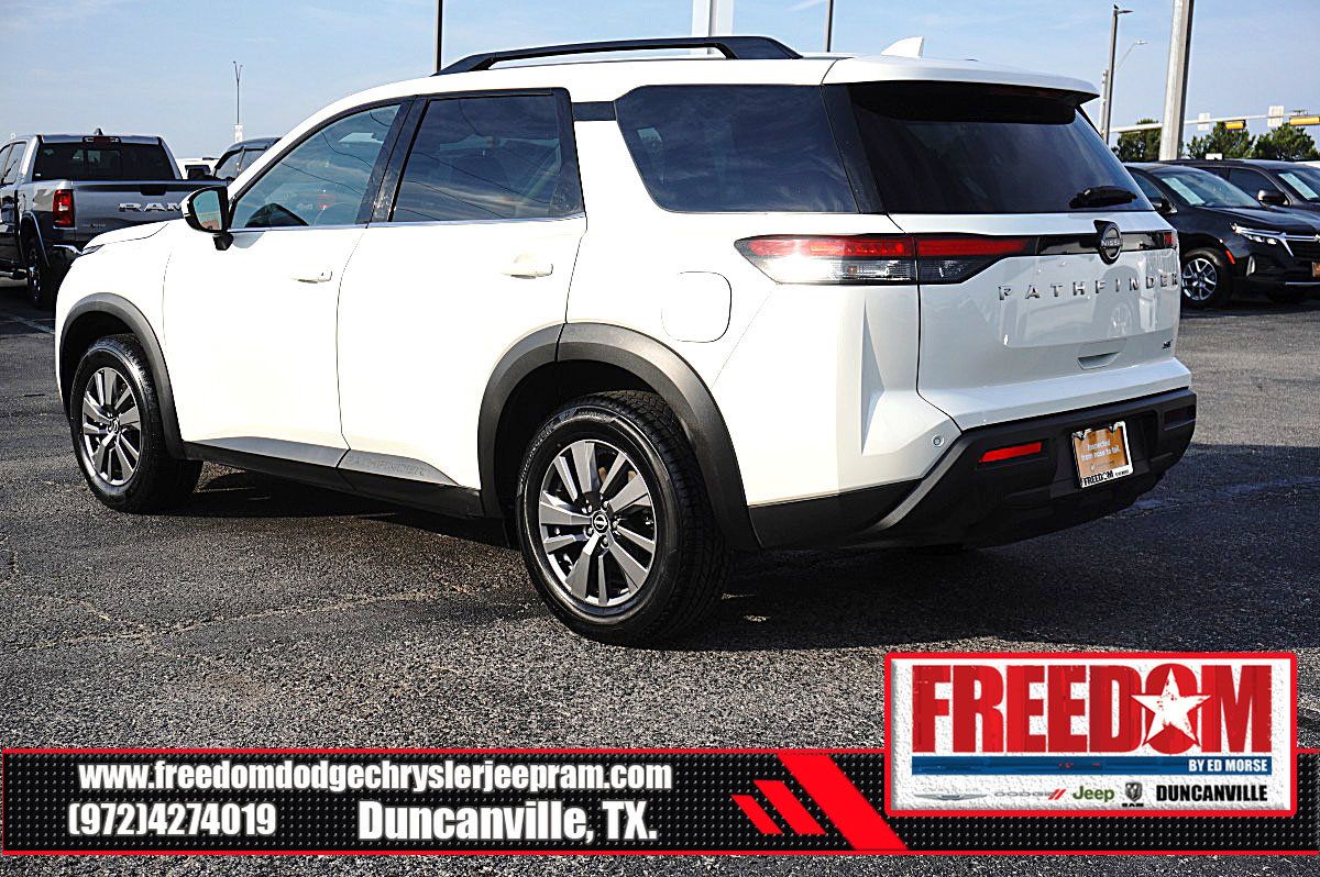 Used 2024 Nissan Pathfinder SV FWD image 3