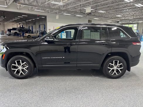 Used 2025 Jeep Grand Cherokee Limited w/ Luxury Tech Group II AWD/4WD image 4