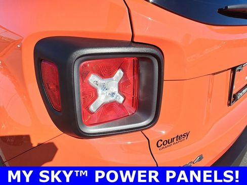 Used 2017 Jeep Renegade Trailhawk w/ Premium Trailhawk Package image 37