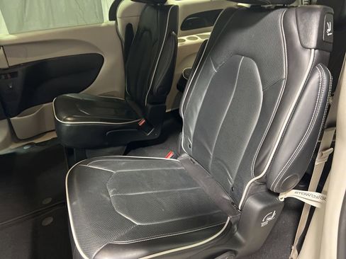 Used 2024 Chrysler Pacifica Limited image 18