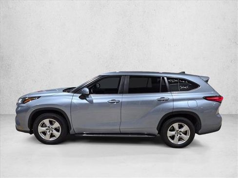 Used 2023 Toyota Highlander LE FWD image 3