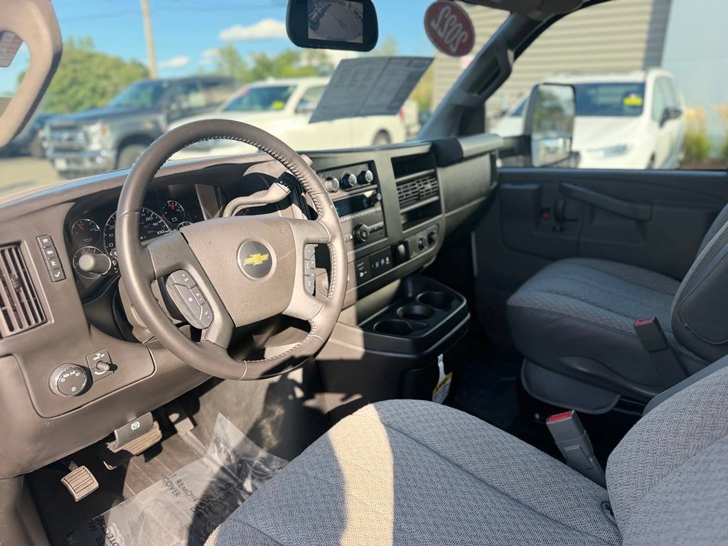 Used 2022 Chevrolet Express 3500 w/ Power Convenience Package RWD image 15