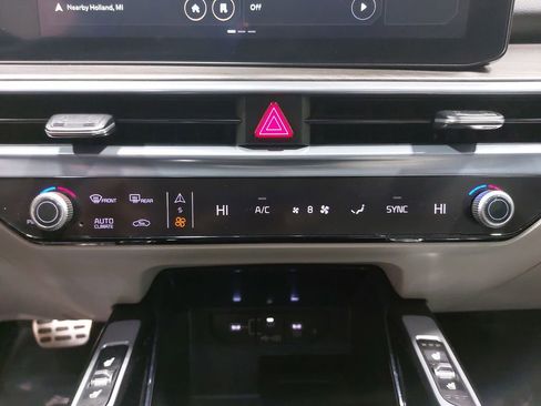 Used 2024 Kia Sorento SX image 23