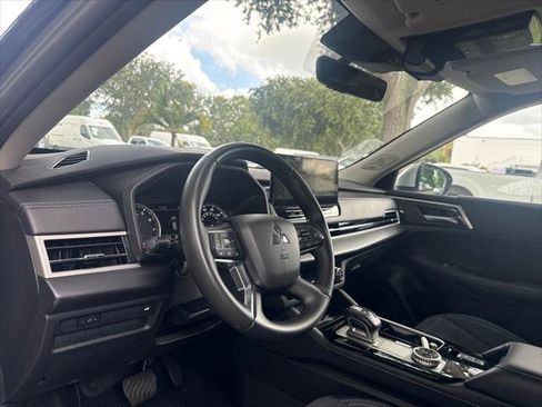 Used 2025 Mitsubishi Outlander SE AWD/4WD image 12