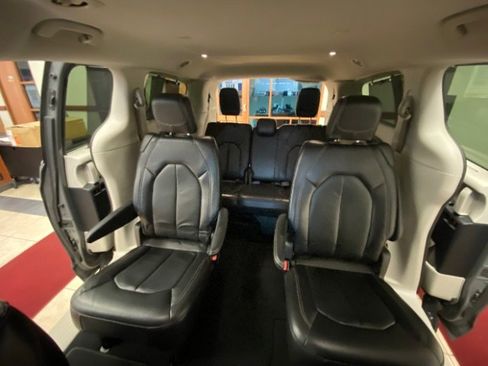Used 2022 Chrysler Pacifica Touring-L image 20
