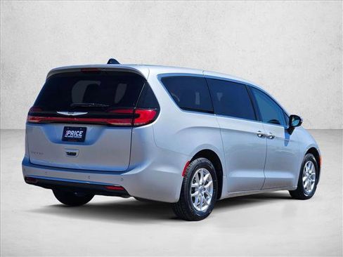 Used 2023 Chrysler Pacifica Touring-L FWD image 5