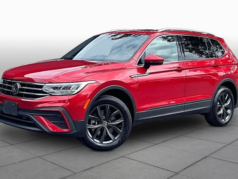 Used 2023 Volkswagen Tiguan SE w/ Panoramic Sunroof Package image 1