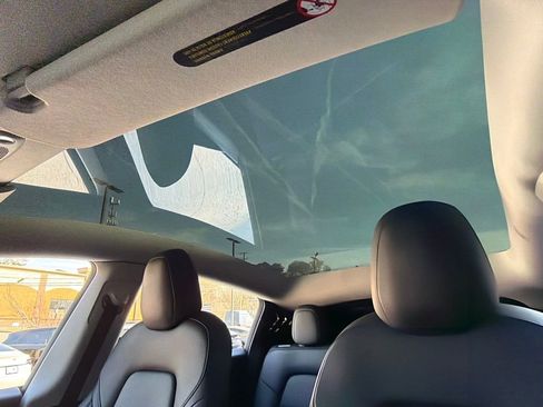 Used 2022 Tesla Model Y Long Range image 49