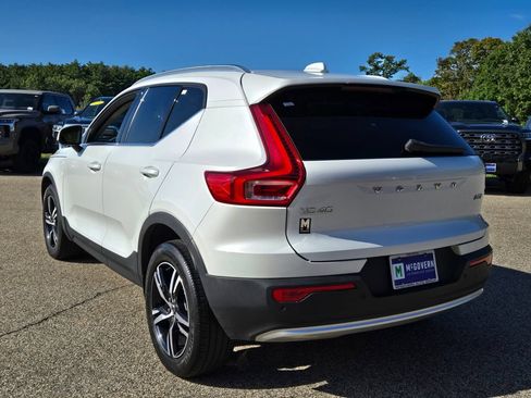 Used 2023 Volvo XC40 B5 Plus AWD/4WD image 3