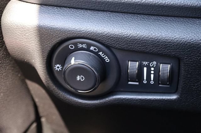 Used 2025 Chrysler Pacifica Limited FWD image 24